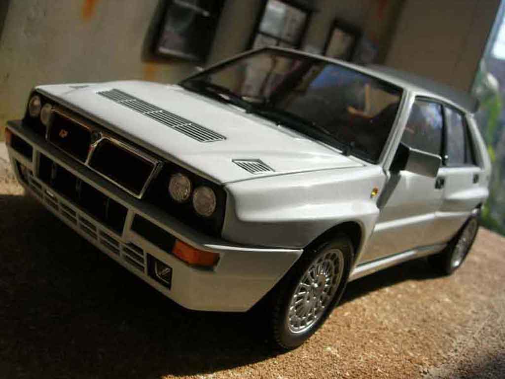 Lancia Delta HF Integrale 1/18 Kyosho HF Integrale evolution 2 wit modelauto