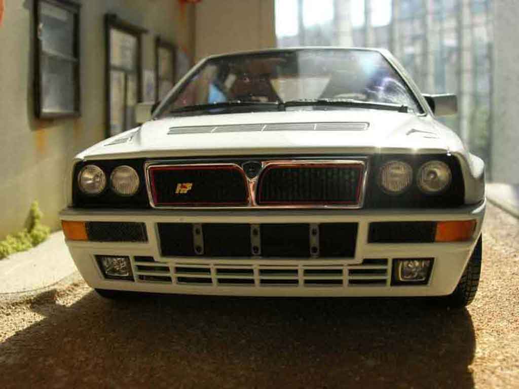 Lancia Delta HF Integrale evolution 2 wit 1/18 Kyosho