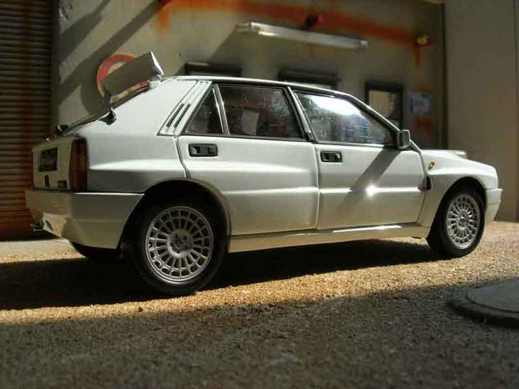 Lancia Delta HF Integrale evolution 2 wit 1/18 Kyosho