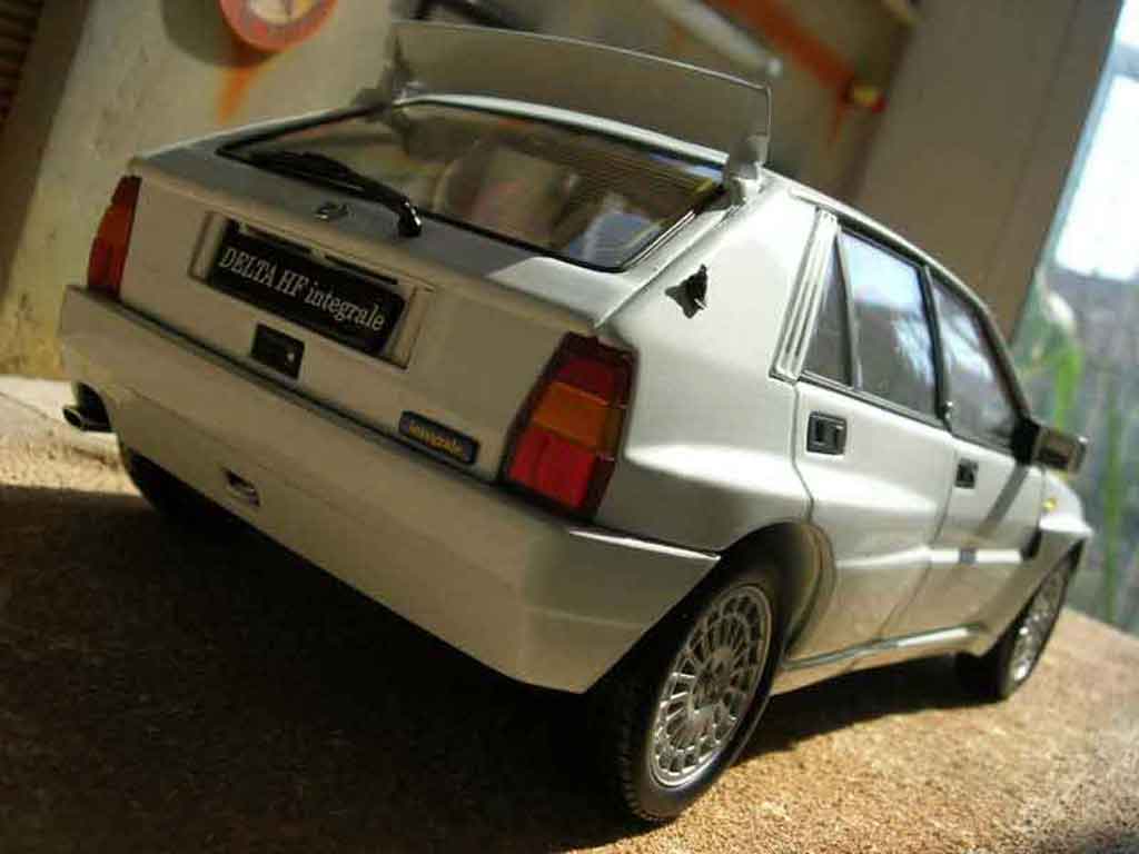 Lancia Delta HF Integrale evolution 2 wit 1/18 Kyosho
