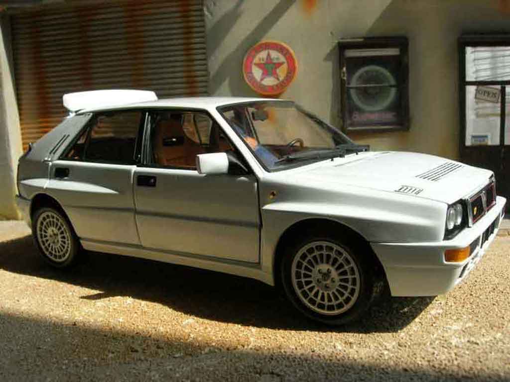 Lancia Delta HF Integrale evolution 2 wit 1/18 Kyosho