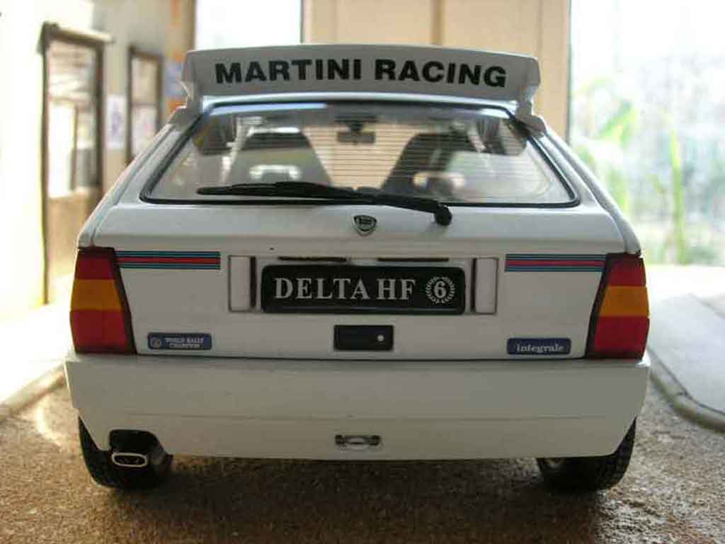 Lancia Delta HF Integrale evolution 2 martini 1/18 Kyosho