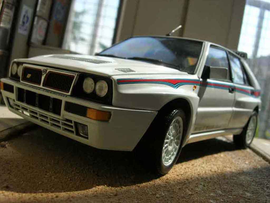 Lancia Delta HF Integrale evolution 2 martini 1/18 Kyosho