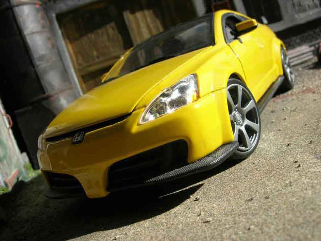 Honda Accord 1/18 Motormax 2003 geel modelauto