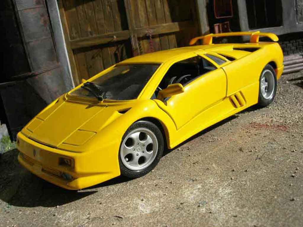 Lamborghini Diablo 1990 geel 1/18 Maisto
