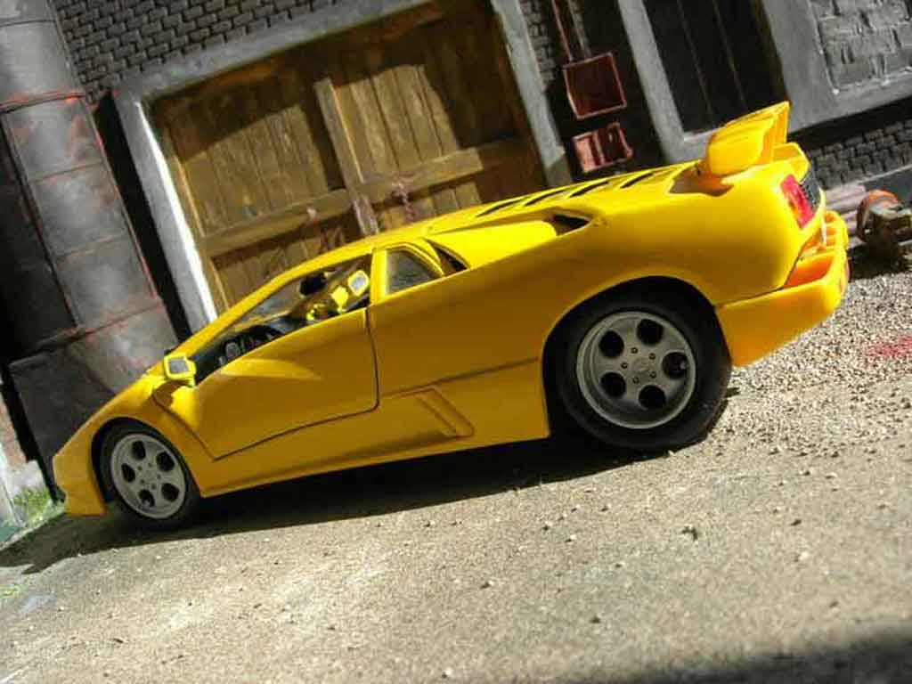 Lamborghini Diablo 1990 geel 1/18 Maisto