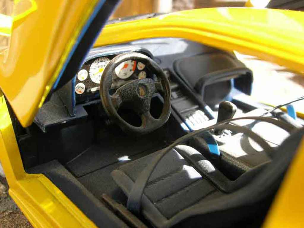 Lamborghini Diablo 1990 geel 1/18 Maisto