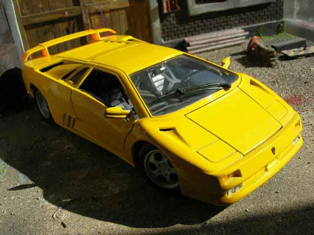 Lamborghini Diablo 1990 geel 1/18 Maisto