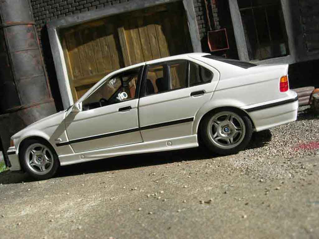 Bmw M3 coupe E36 sedan wit 1/18 Ut Models