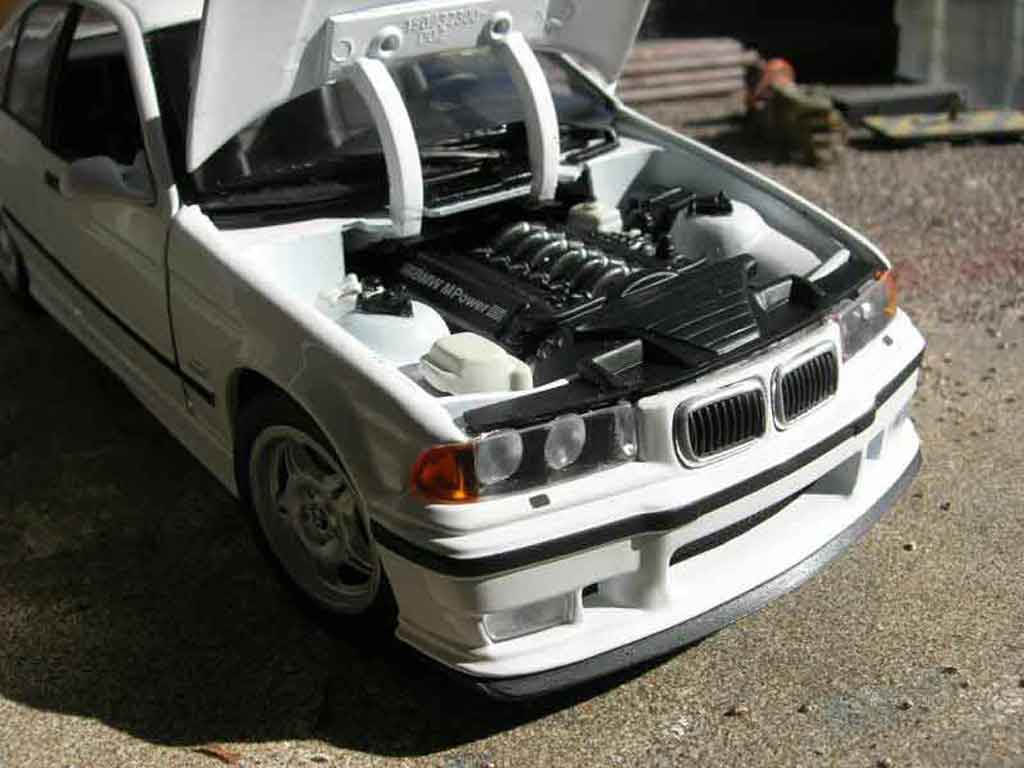 Bmw M3 coupe E36 sedan wit 1/18 Ut Models