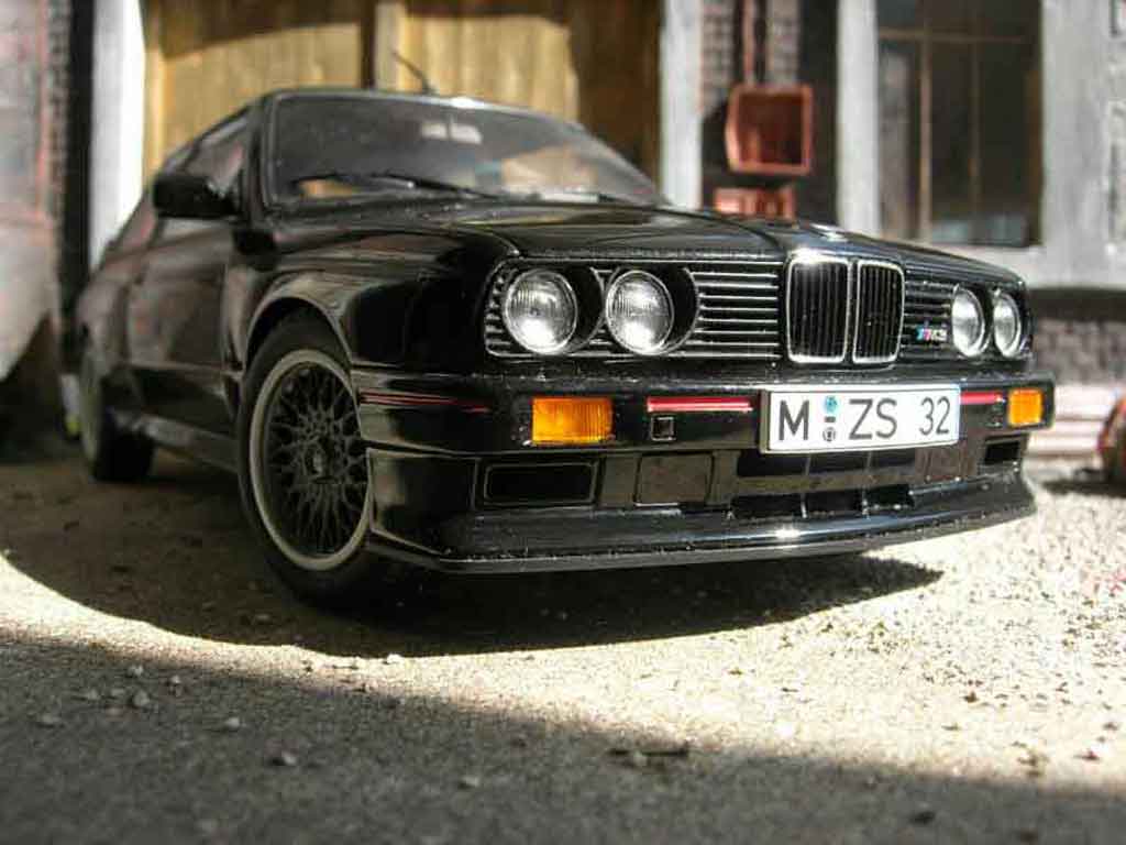 Bmw M3 E30 1/18 Autoart E30 sport evolution zwart modelauto