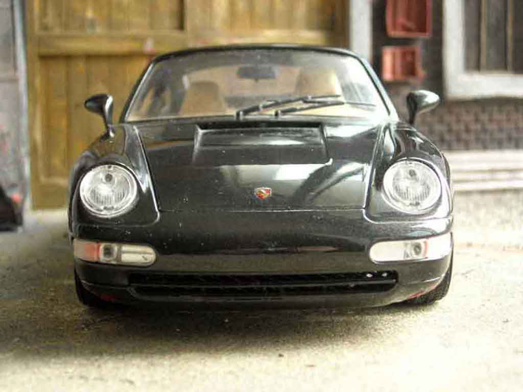 Porsche 911 Carrera 2 zwart 1/18 Burago