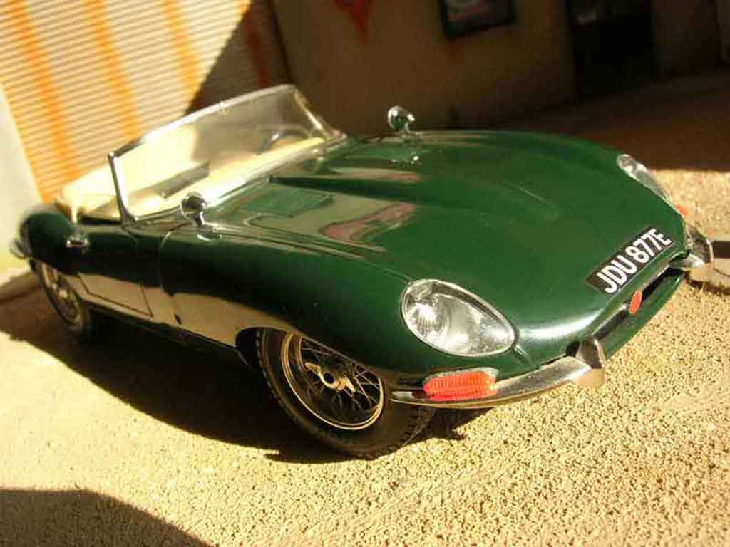 Jaguar E-Type 1961 1/18 Burago 1961 grun modelauto
