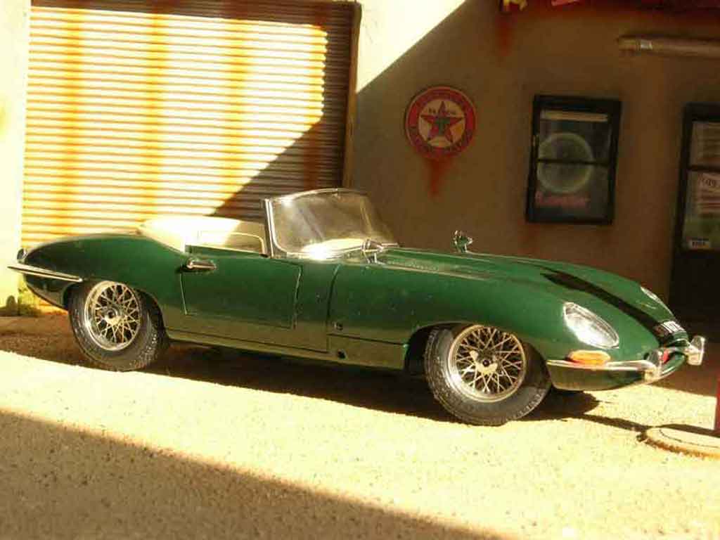 Jaguar E-Type 1961 groen 1/18 Burago