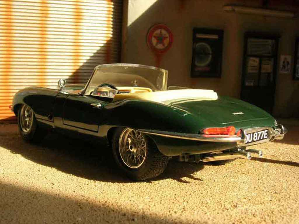 Jaguar E-Type 1961 groen 1/18 Burago
