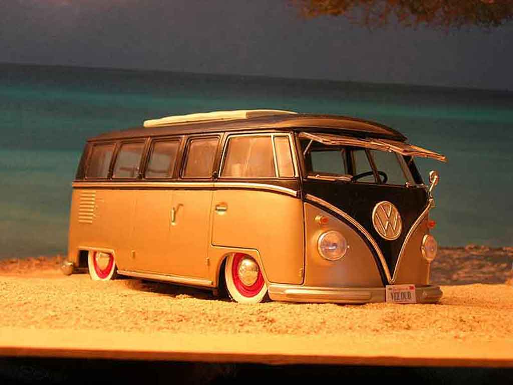 Volkswagen Combi Base microbus bully samba 1/18 Welly