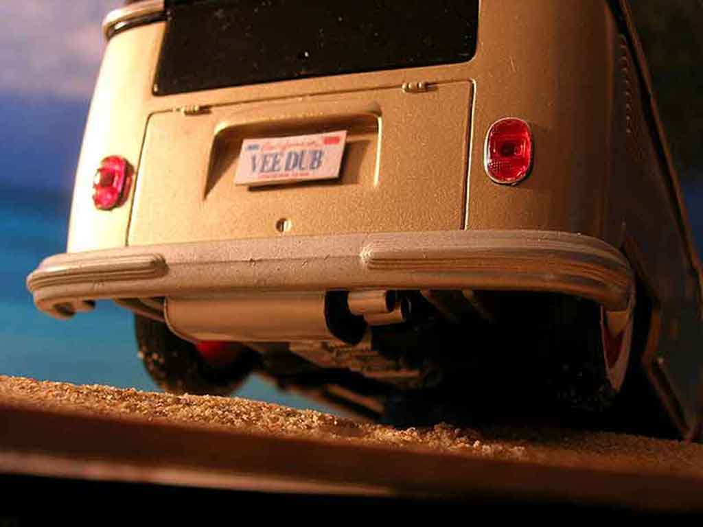Volkswagen Combi Base microbus bully samba 1/18 Welly