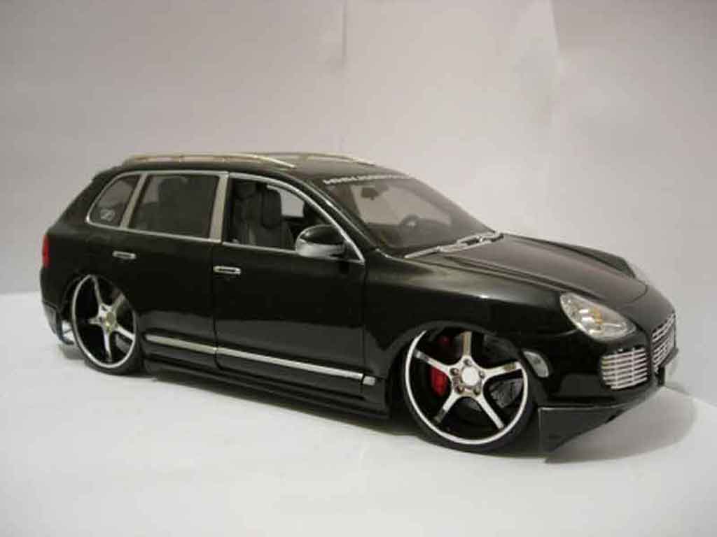 Porsche Cayenne Turbo S 1/18 Maisto Turbo s zwart modelauto