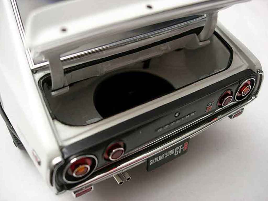 Nissan Skyline 2000 gt-r street white kpgc 110 1/18 Kyosho