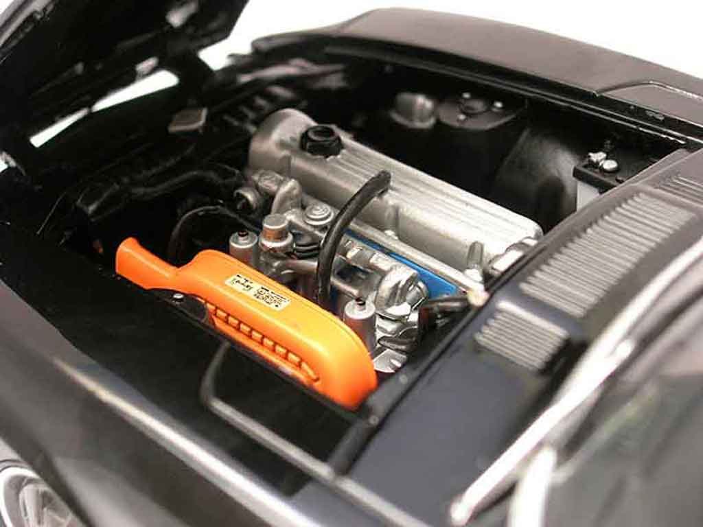Datsun 240Z Coupe zwart 1/18 Sun Star