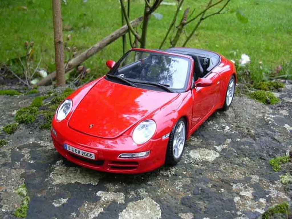 Porsche 911 Cabriolet S rood 1/18 Maisto
