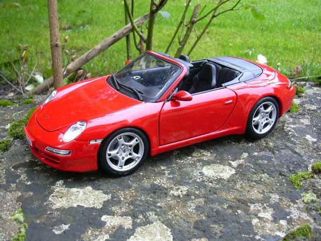 Porsche 997 Cabriolet 1/18 Maisto Cabriolet S rood modelauto