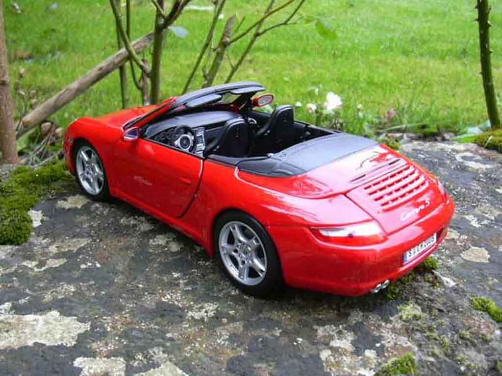 Porsche 911 Cabriolet S rood 1/18 Maisto