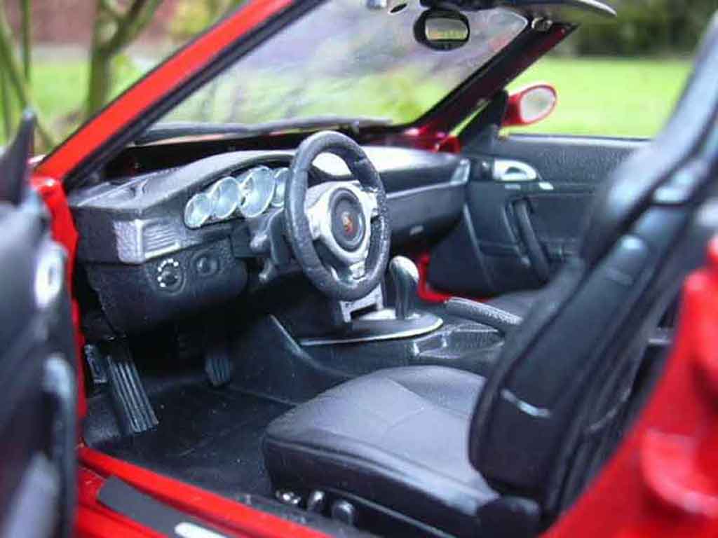 Porsche 911 Cabriolet S rood 1/18 Maisto