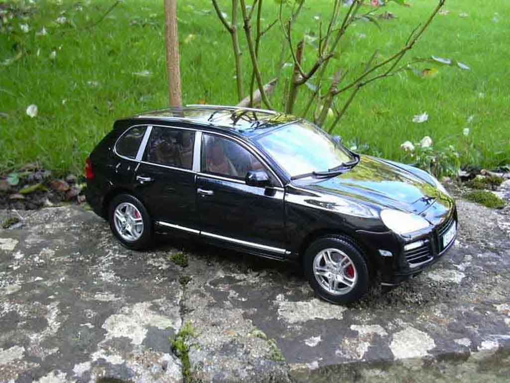 Porsche Cayenne Turbo S zwart 2007 1/18 Norev