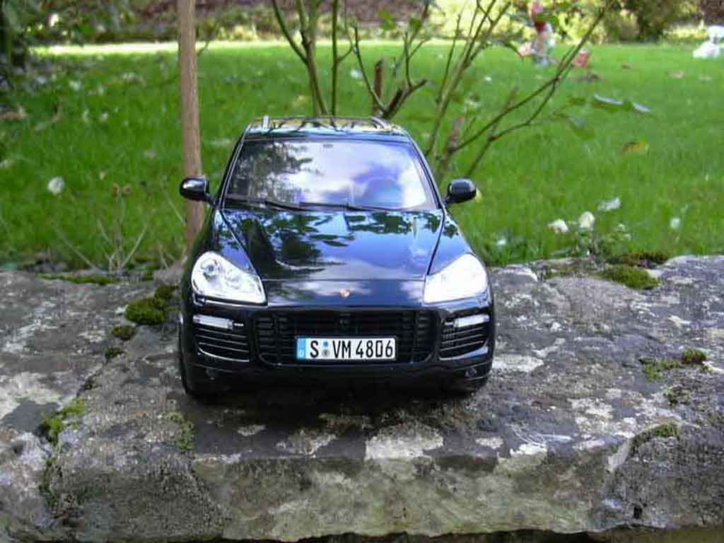 Porsche Cayenne Turbo S zwart 2007 1/18 Norev