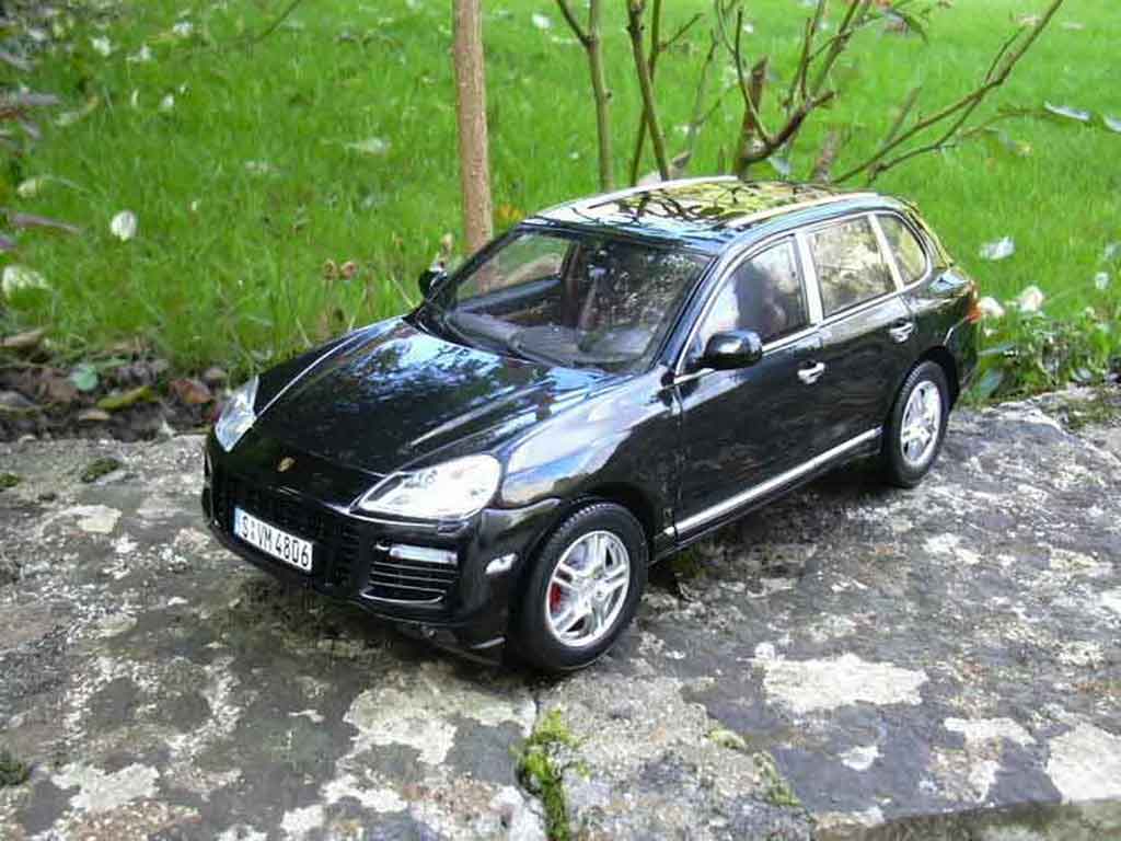 Porsche Cayenne Turbo S zwart 2007 1/18 Norev