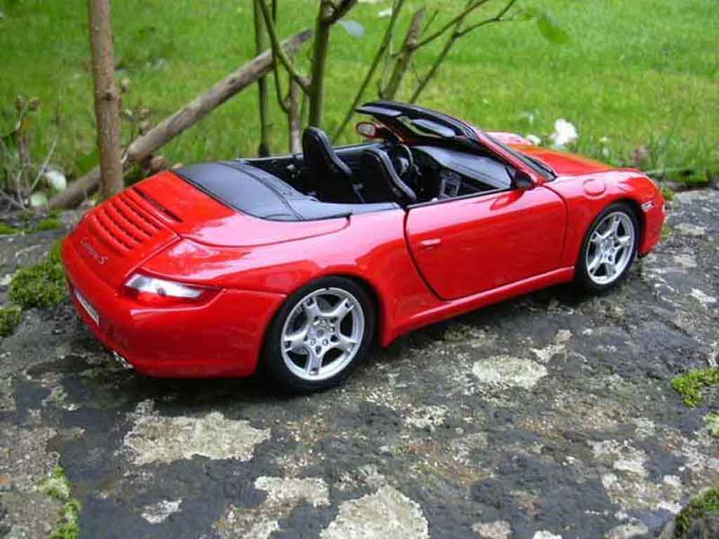 Porsche 911 Cabriolet S rood 1/18 Maisto