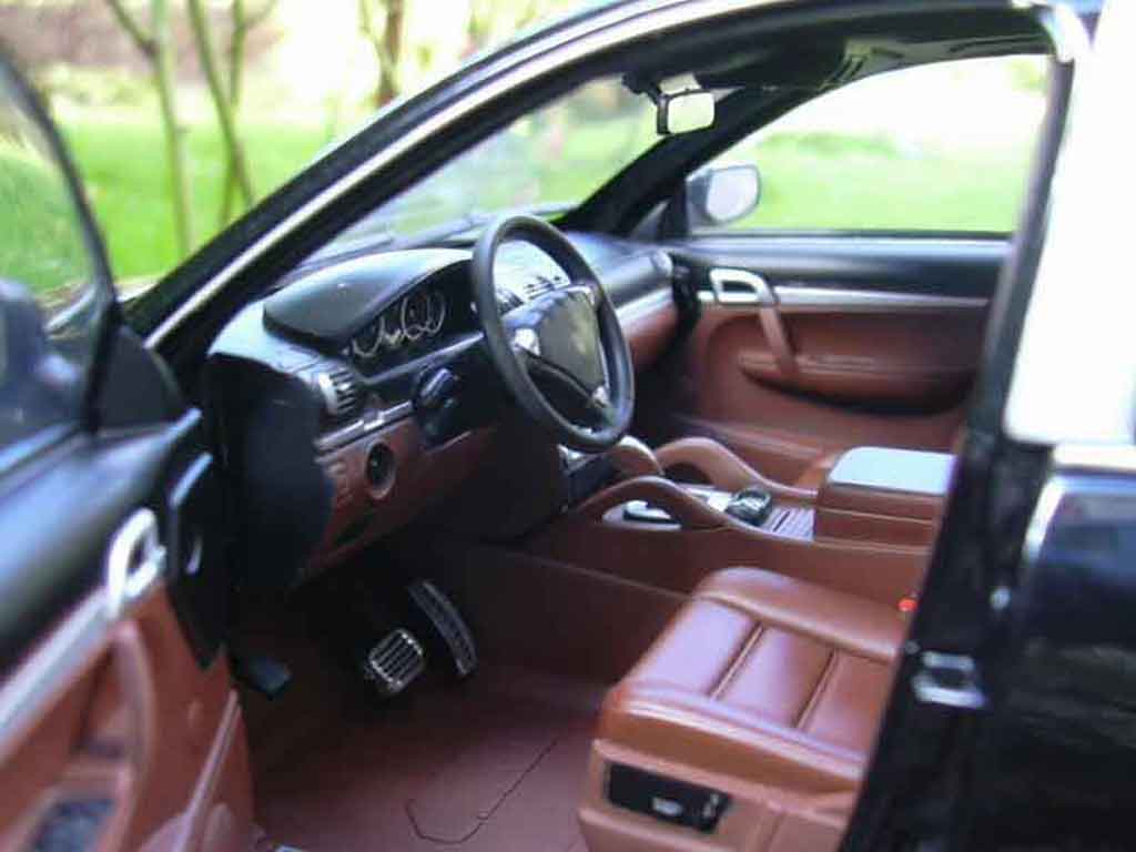 Porsche Cayenne Turbo S zwart 2007 1/18 Norev