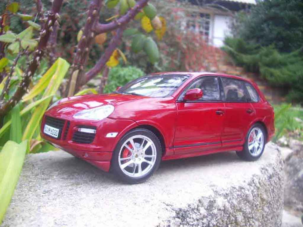 Porsche Cayenne GTS rood 1/18 Norev