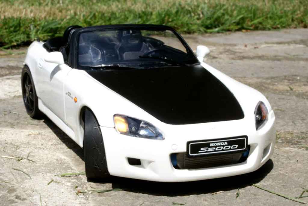 Honda S2000 1/18 Autoart wit preparation turbo modelauto