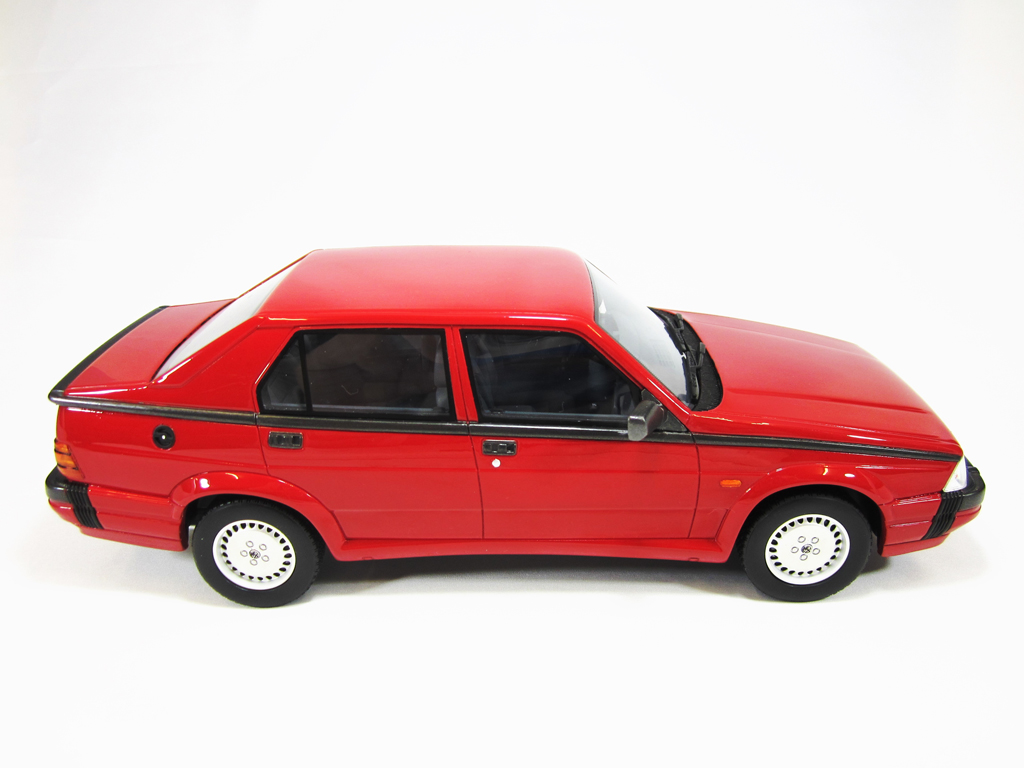Alfa Romeo 75 3.0 v6 LM087 rood 1/18 Laudoracing Models