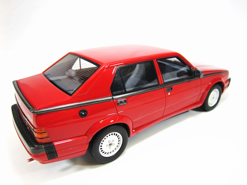 Alfa Romeo 75 3.0 v6 LM087 rood 1/18 Laudoracing Models