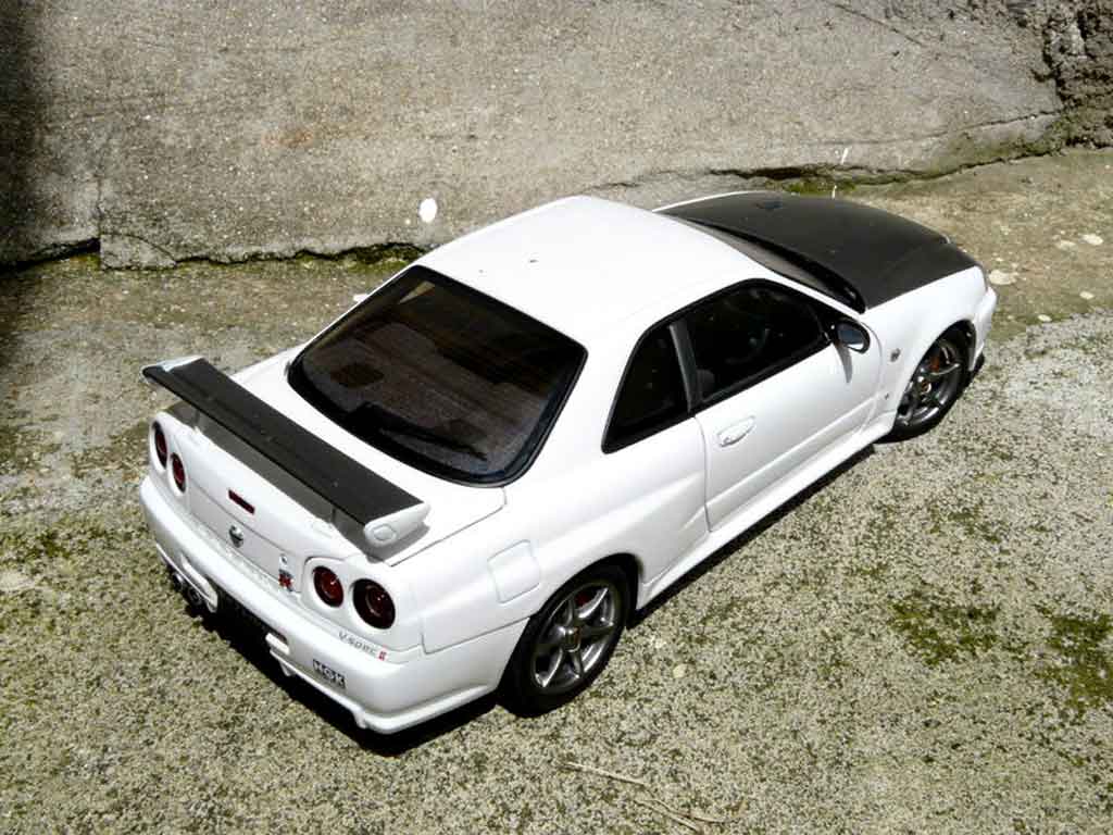 Nissan Skyline R34 blanche gn1 1/18 Autoart