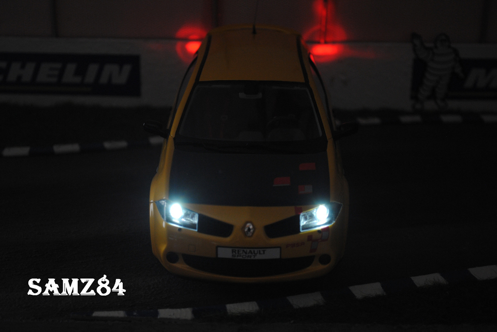 Renault Megane R26R Geel Sirius LED 1/18 Ottomobile