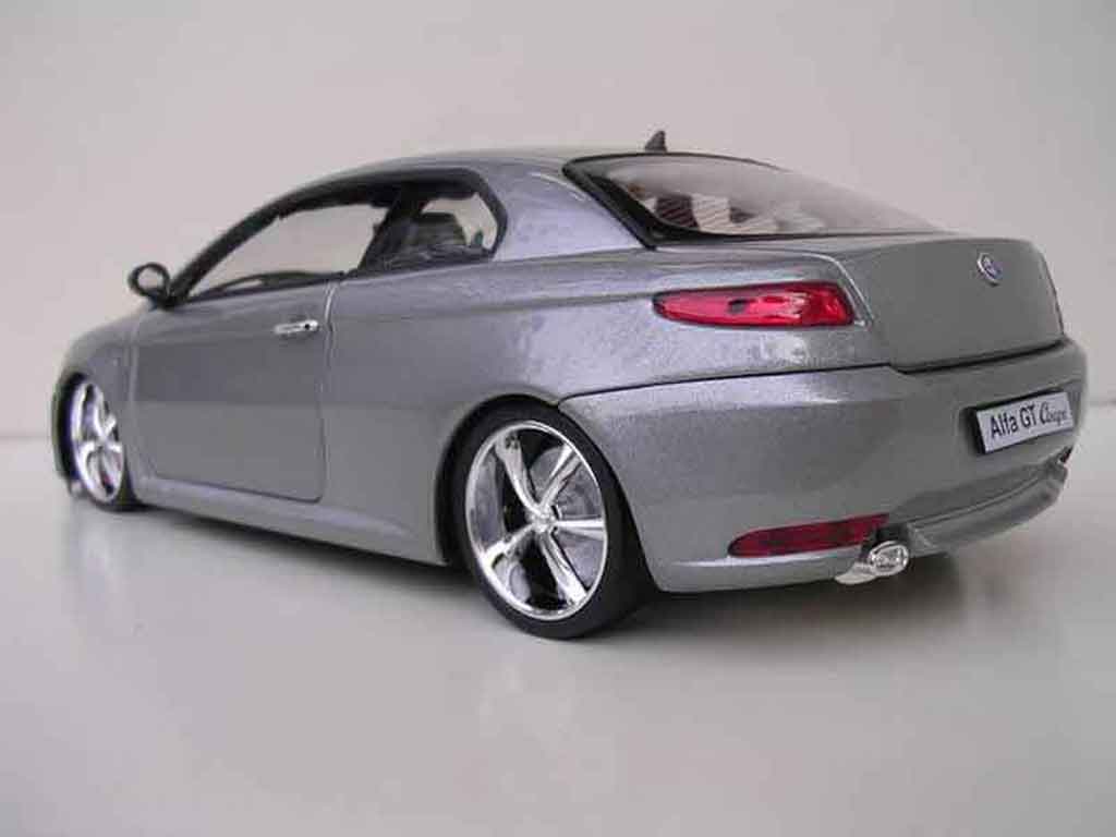 Alfa Romeo GT coupe grijs jantes chromees 17 pouces 1/18 Welly