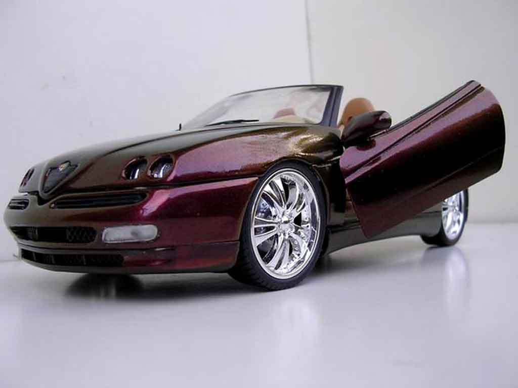 Alfa Romeo Spider GTV v6 V 3.2 24v spider peinture cameleon 1/18 Maisto