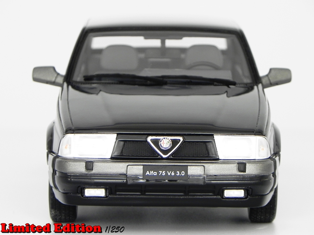 Alfa Romeo 75 V6 1/18 Laudoracing Models V6 3.0 LM087B zwart modelauto