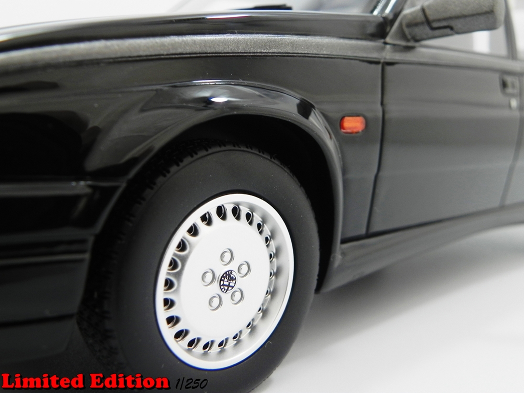 Alfa Romeo 75 3.0 v6 LM087B zwart 1/18 Laudoracing Models