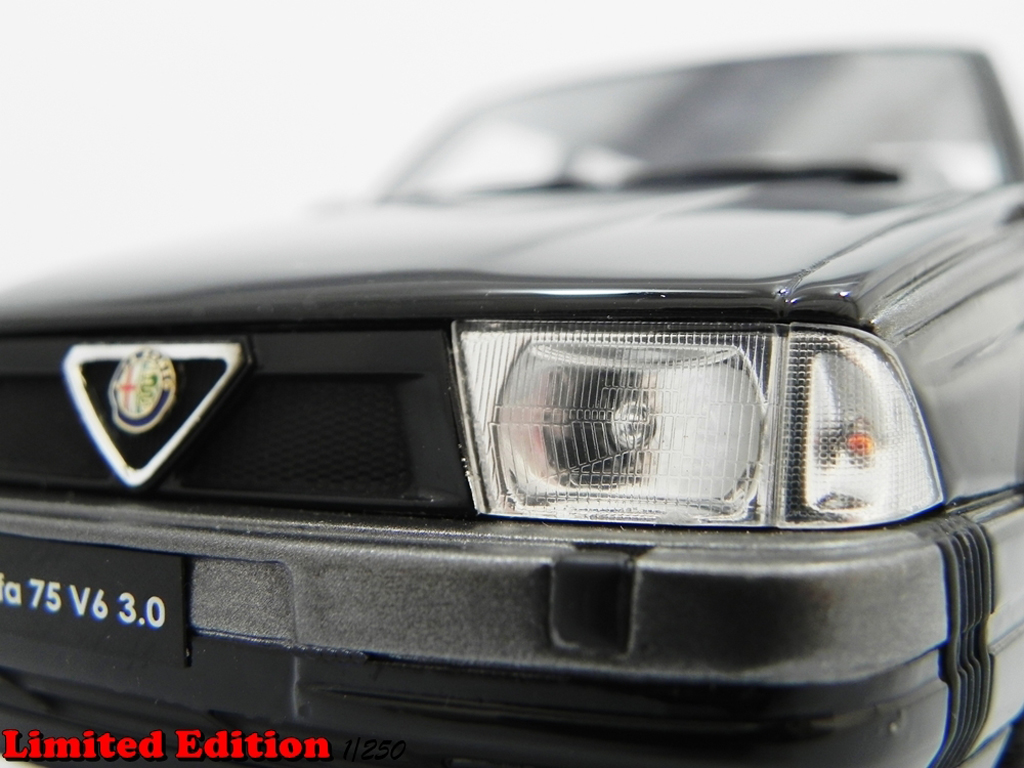 Alfa Romeo 75 3.0 v6 LM087B zwart 1/18 Laudoracing Models
