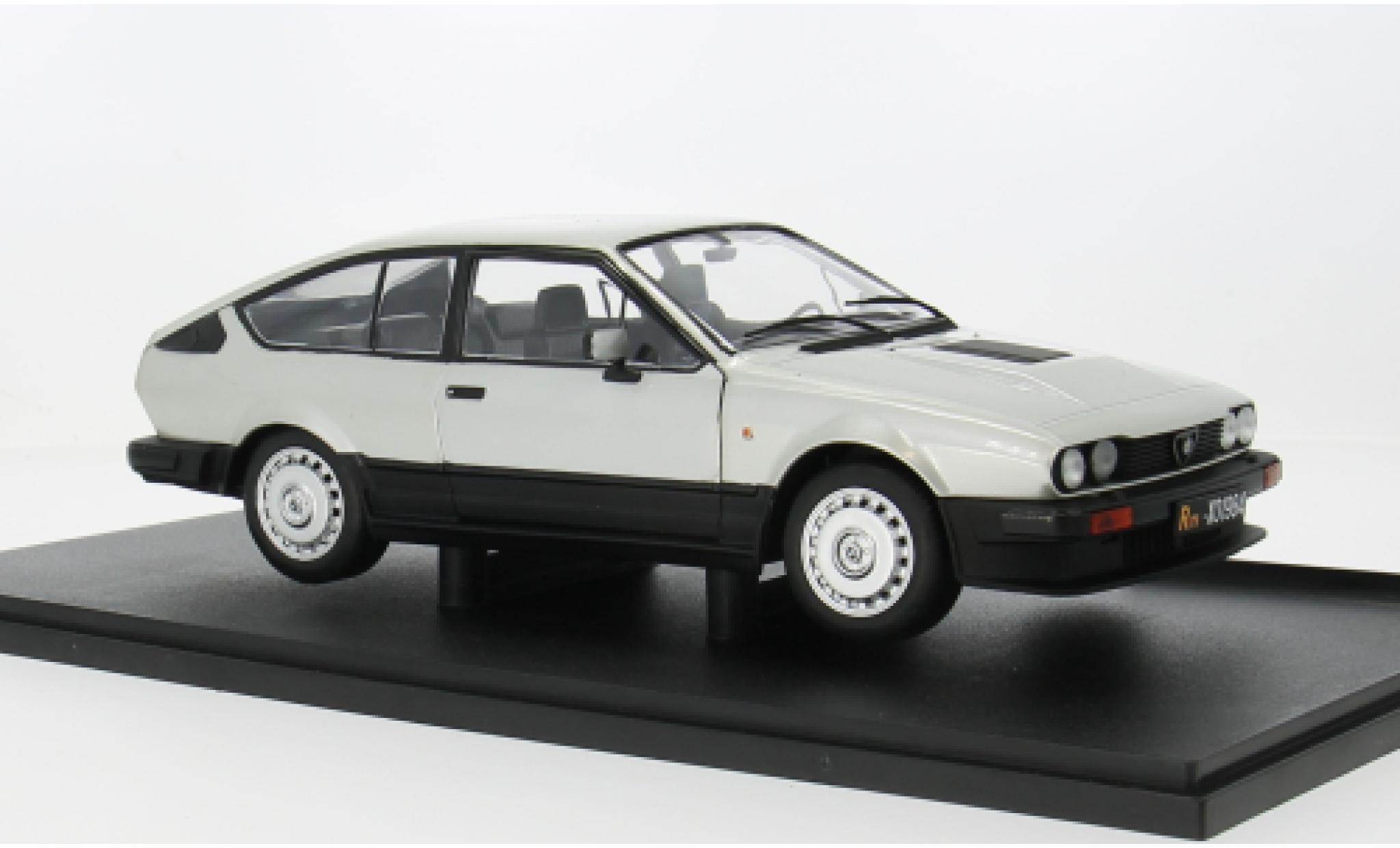 Alfa Romeo GT 1/18 Solido V6 grijs/zwart 1984 1:18 modelauto