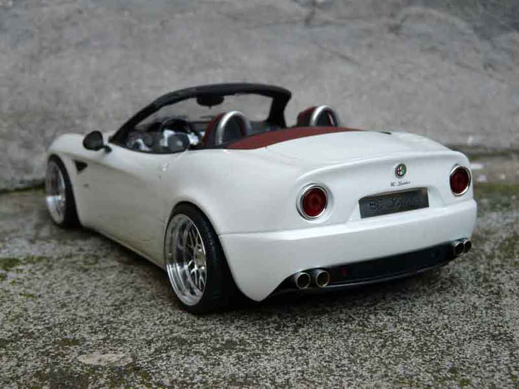 Alfa Romeo 8C competizione spider mr wit jantes alu 1/18 MR Collection
