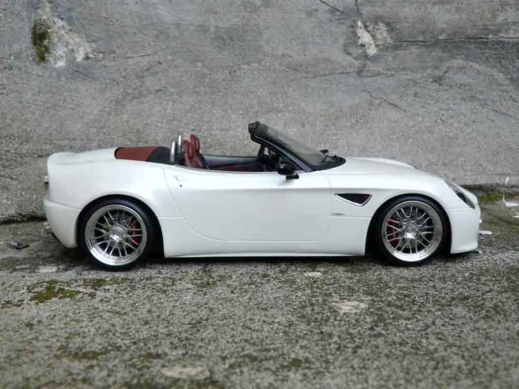 Alfa Romeo 8C competizione spider mr wit jantes alu 1/18 MR Collection