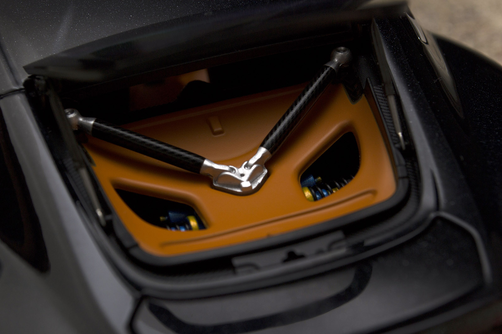 Aston Martin One-77 coupe 77 zwart pearl interieur oranje 1/18 Autoart