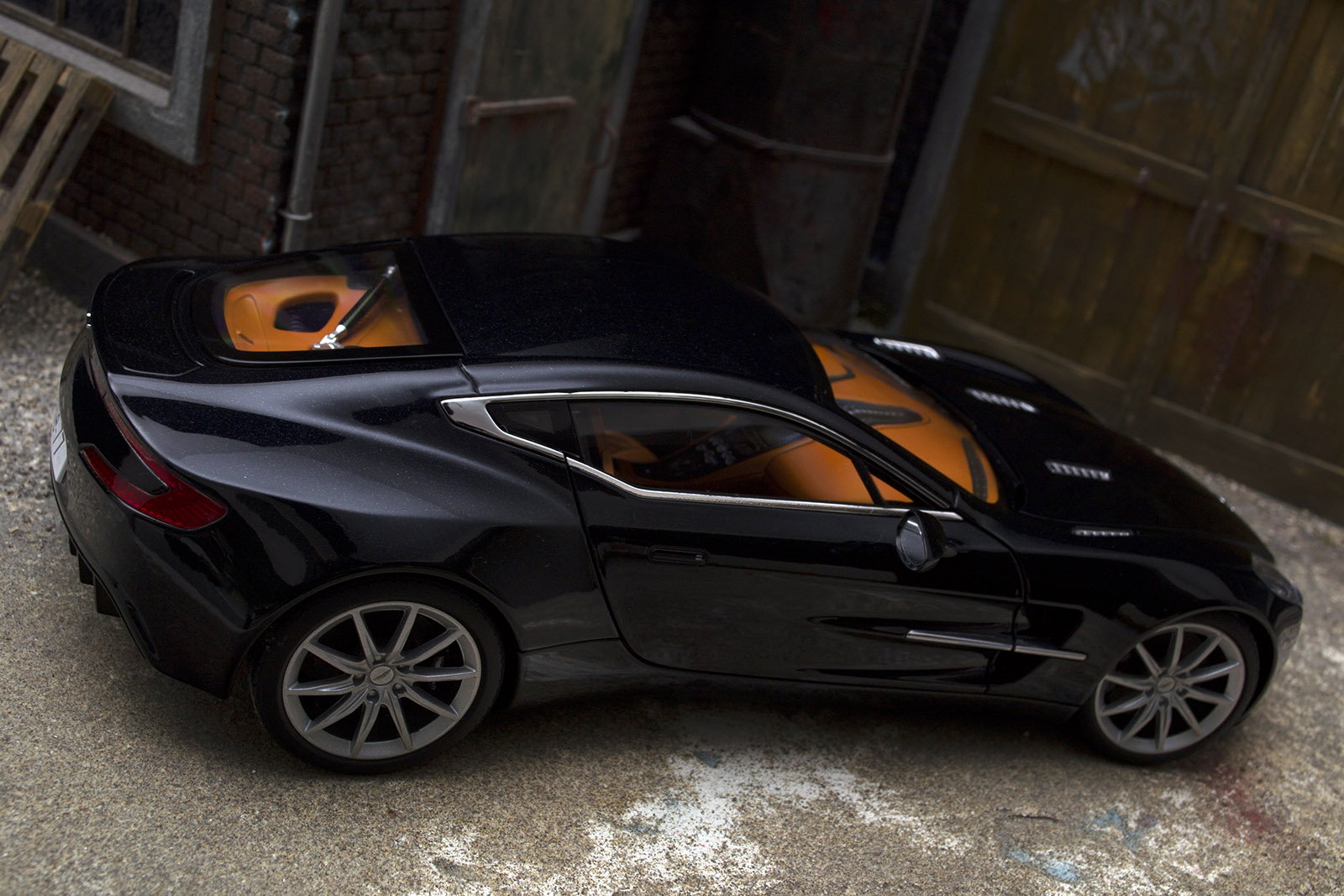 Aston Martin One-77 coupe 77 zwart pearl interieur oranje 1/18 Autoart