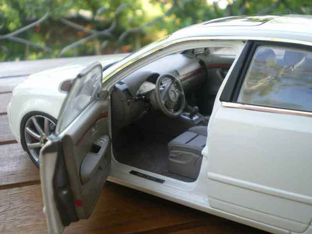 Audi A4 berline b6 s-line wit jantes 19 pouces 1/18 Minichamps